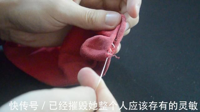 缝纫|穿破的袜子不要扔,简单剪一刀,旧袜子变得和新的一样,太实用了