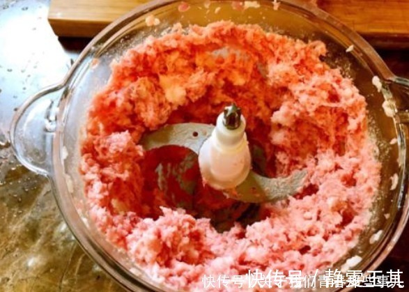 炸肉丸子，加淀粉还是面粉？多加1样，学会4技巧，外酥里嫩不油腻