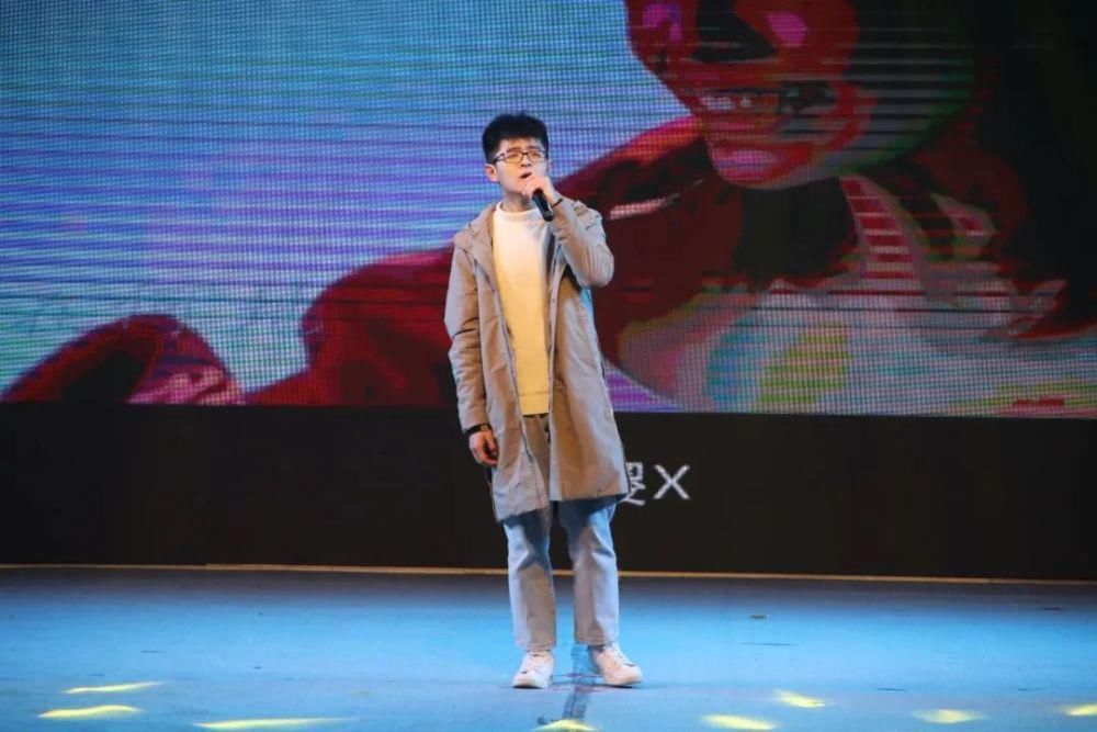 冬天的第二场雪和今晚的校园歌手大赛更配噢~