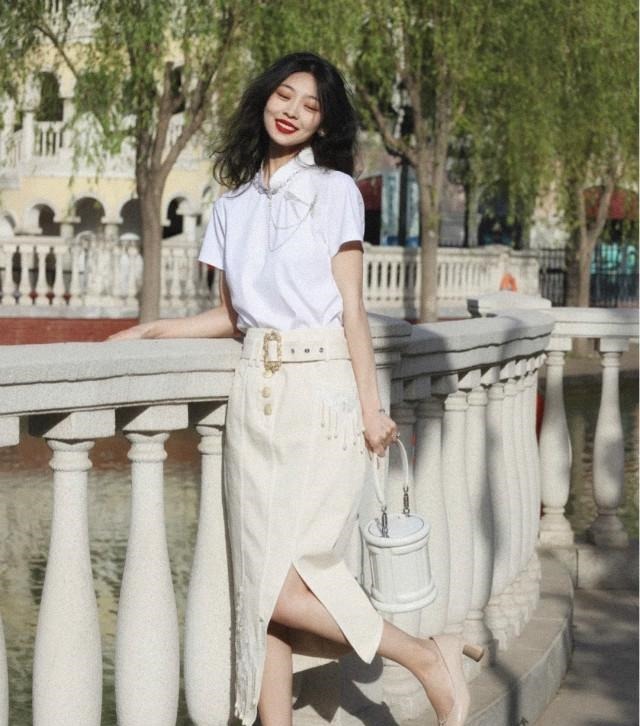 搭配 今夏流行的“米色半身裙”,搭配这几款上衣,温柔大气不说还高级!