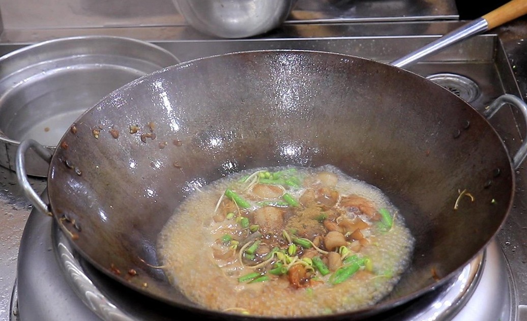 做焖面不要直接下锅焖,多加这一步,面条劲道又入味,一碗不够吃!