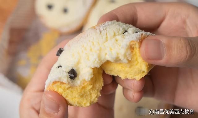 轻轻软软像在捏了朵云，一口下去奶香、醇苦、香甜、微酸