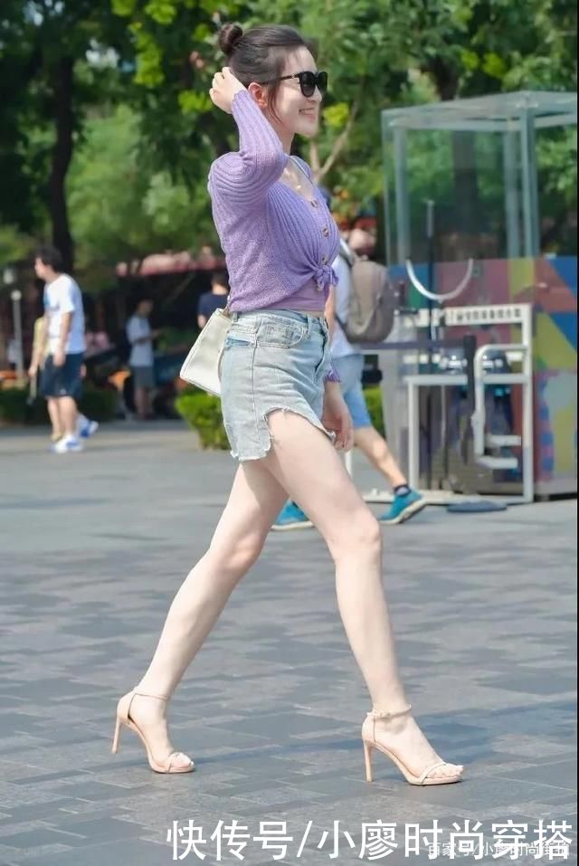 休闲|街拍这位女士的穿搭，非常的休闲迷人