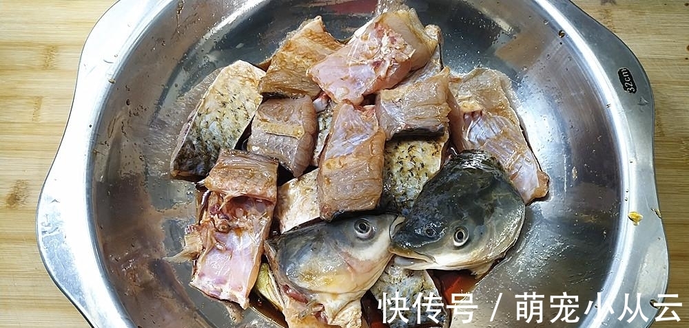 教你做非常简单的砂锅焖草鱼，不用煎也不用油炸，好吃特下饭