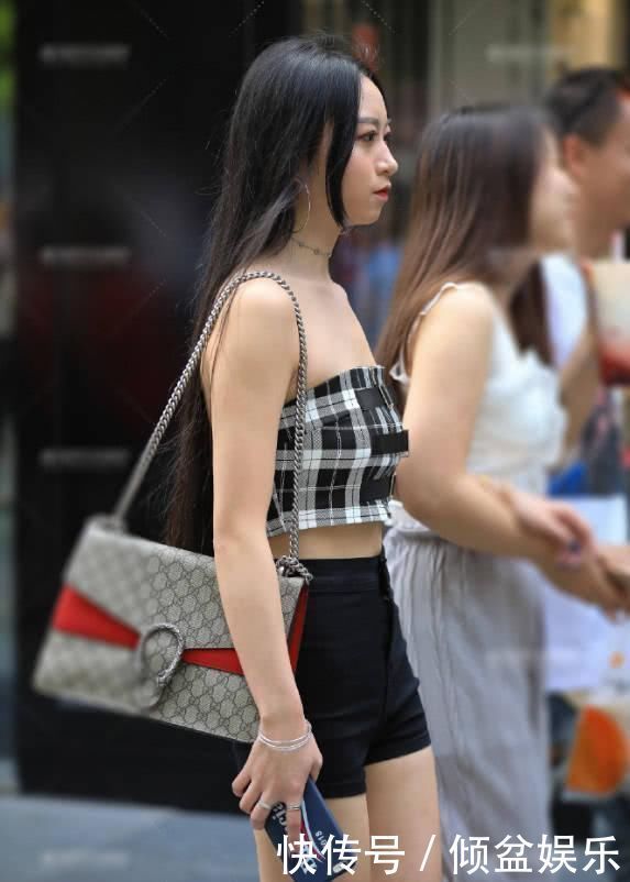 街拍美女小姐姐一件格子抹胸搭牛仔短裤，搭配半膝袜时尚度满分