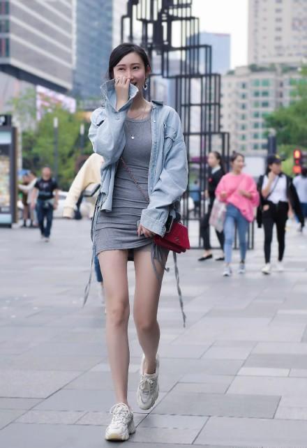 为了追求简单的美, 时尚的女孩子这样搭配连衣裙, 真漂亮