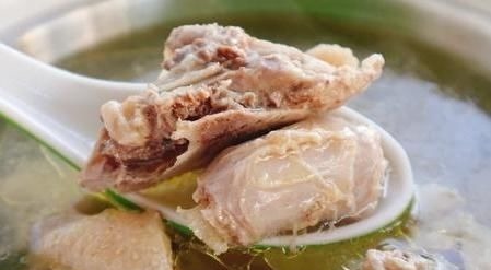 鸡肉焯水，用冷水还是热水？不少人用错了水，难怪鸡肉又柴又腥