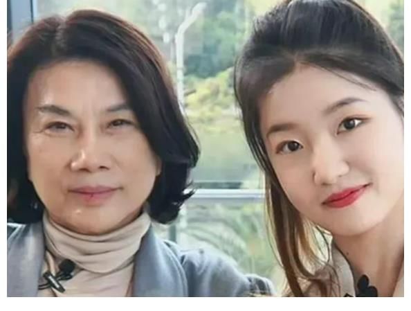 孟羽童被董明珠“点名”,将她培养成第二个自己,网友:培养优秀儿媳?