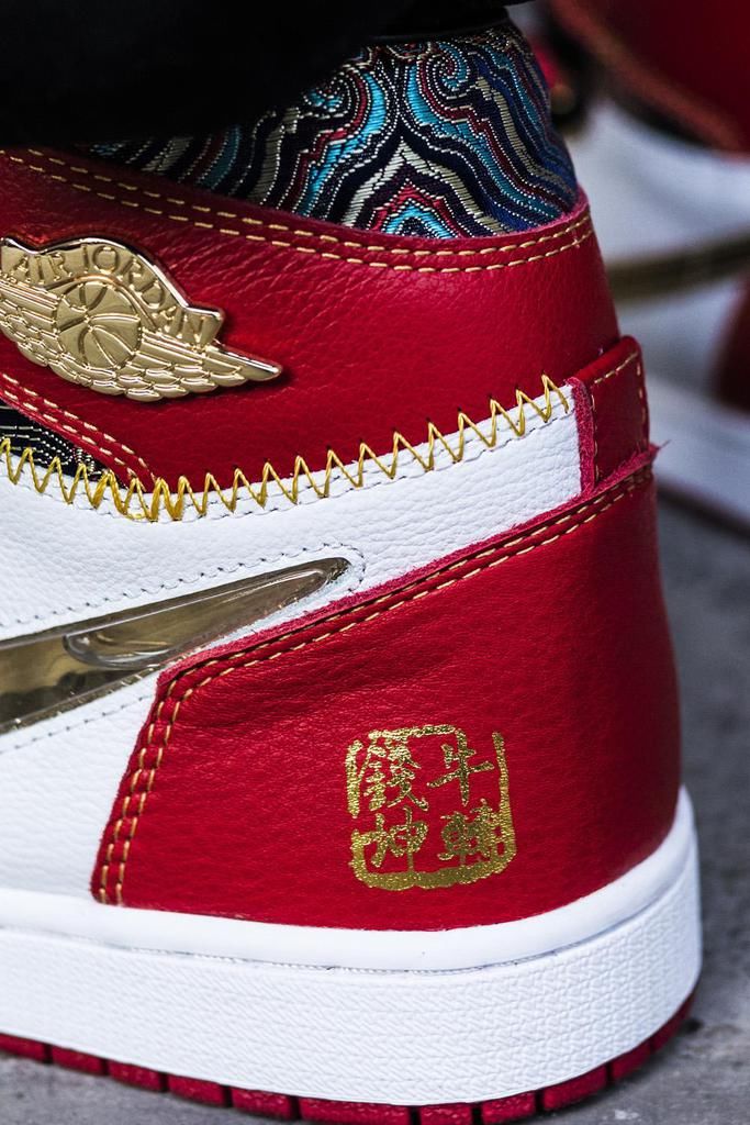 AJ1 钩子里灌水新玩法“牛转钱坤”，限量仅 88 套！