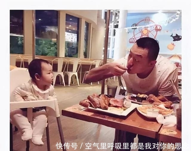 醒来|爸爸带娃,凌晨醒来儿子不见了,找到娃后哭笑不得,又自责不已