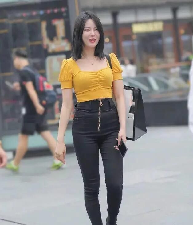 中低腰|宽腿裤失恋了，牛仔裤今年开始流行，紧身设计超级有感觉