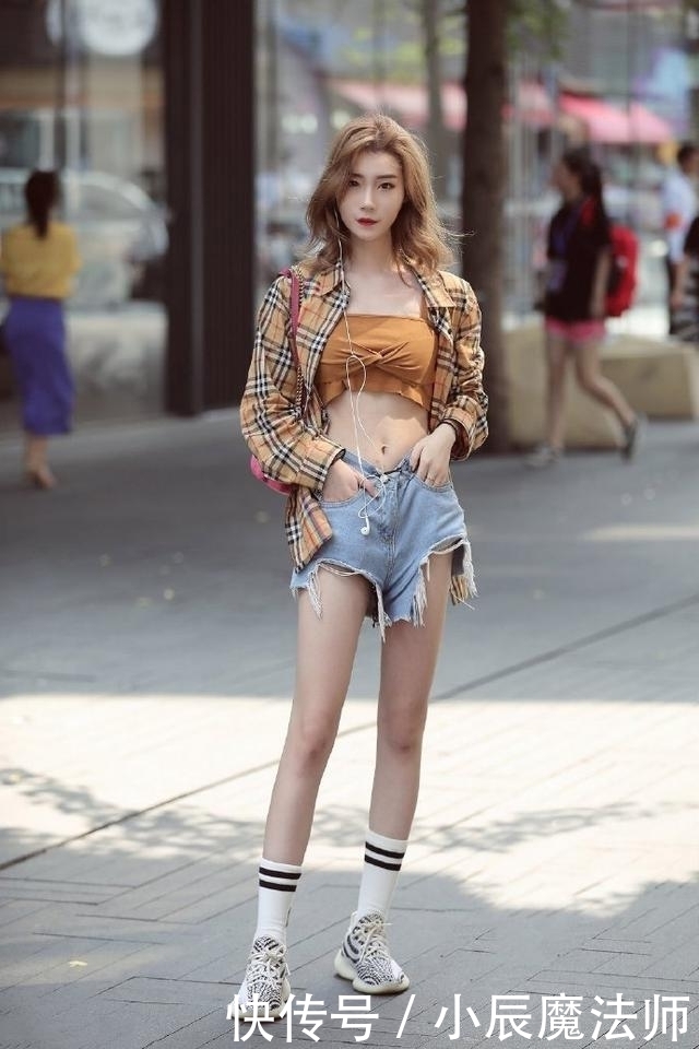 路人街拍,穿着一件白色的吊带,清新又靓丽