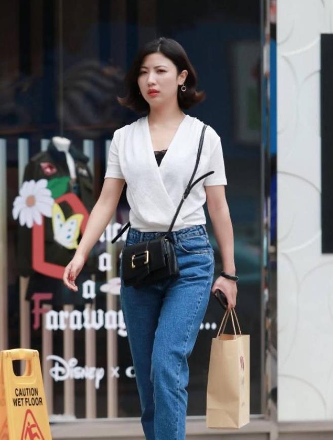 美女|身穿收腰紧身裙的小美女,搭配短款的长袖,高高的马尾辫十分的有型