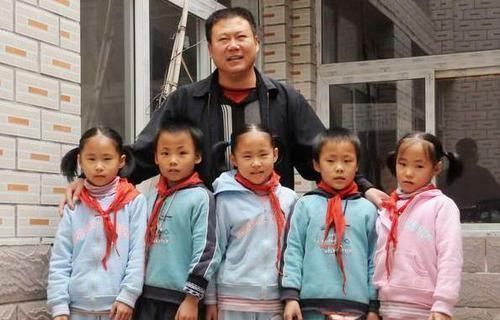 父母|哥哥开学后,弟弟“花式”想哥哥,宝妈:忘记他是怎么揍你的了?