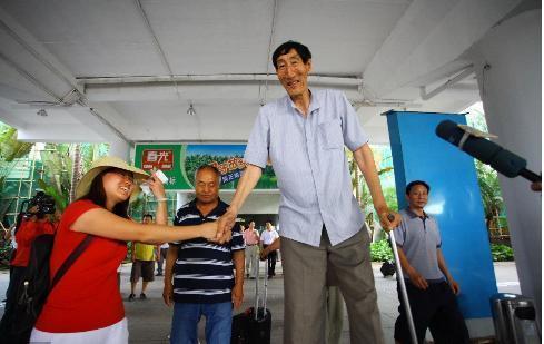 两米高|中国第一巨人娶小28岁妻子，不顾医生劝阻生子，今儿子长大了