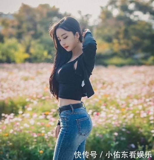 牛仔|清新的小姐姐,牛仔修身裤搭配小吊带,仙女气息十足