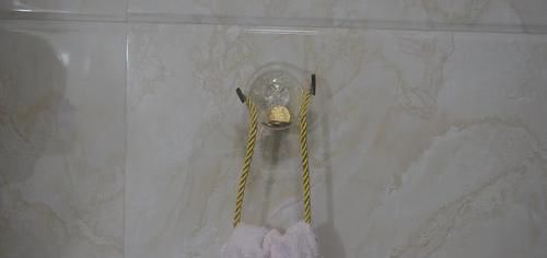 塑料瓶|塑料瓶上穿一根绳子,放在卫生间一年省下不少钱,早点知道就好了