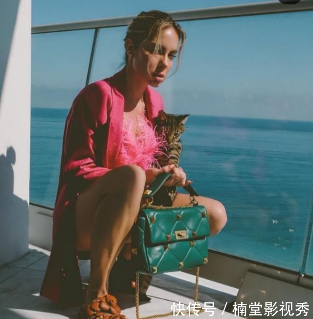 valentino 偷师INS网红的时髦拍照秘诀,原来是因为背了这只包!