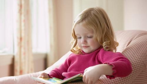 爸爸|爸爸喝醉睡在马桶上,妈妈生气不管,1岁女儿的举动不愧是小棉袄