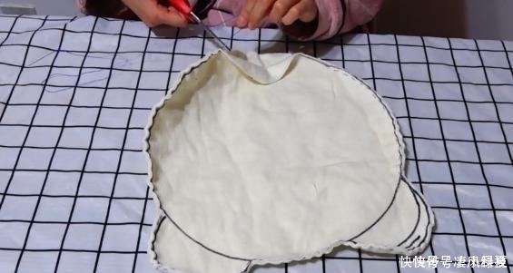 超市|家里不穿的废旧衣服不要扔,照着锅盖剪一剪,超市的要卖一两百!