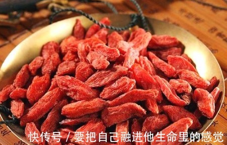 好处|男人睡前嚼几粒枸杞,坚持一段时间,3个好处悄悄来临