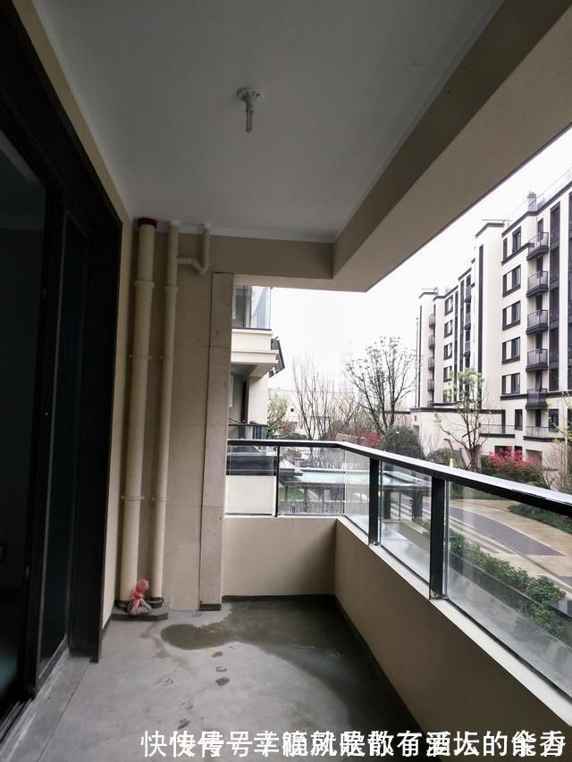 排水管|如今谁还砌红砖包阳台排水管,直接裹一圈麻绳,成本2块钱不到