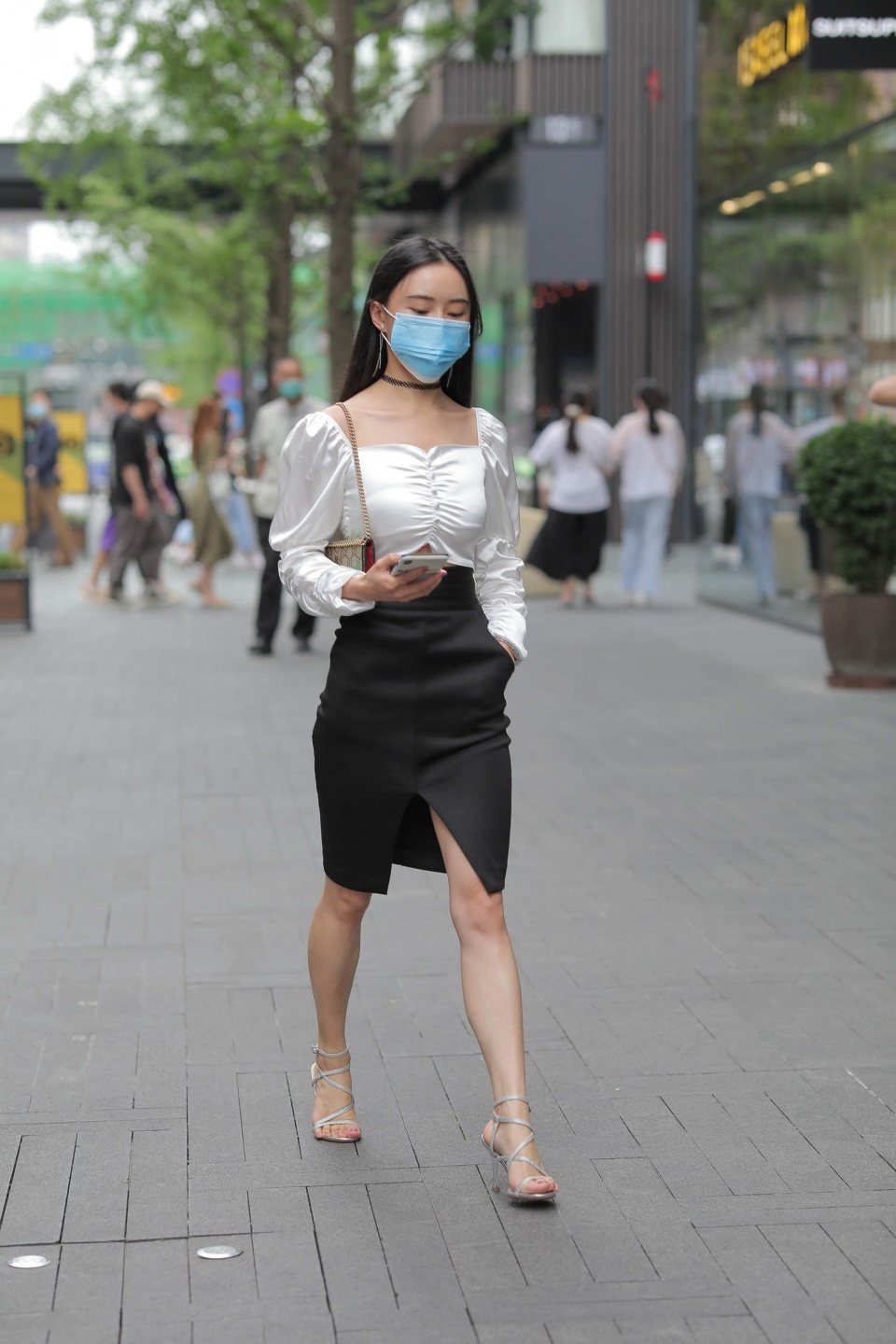 长袖|小姐姐时尚的工作装穿搭，一眼就看出来了，因为是白色的长袖加上黑色的短裙