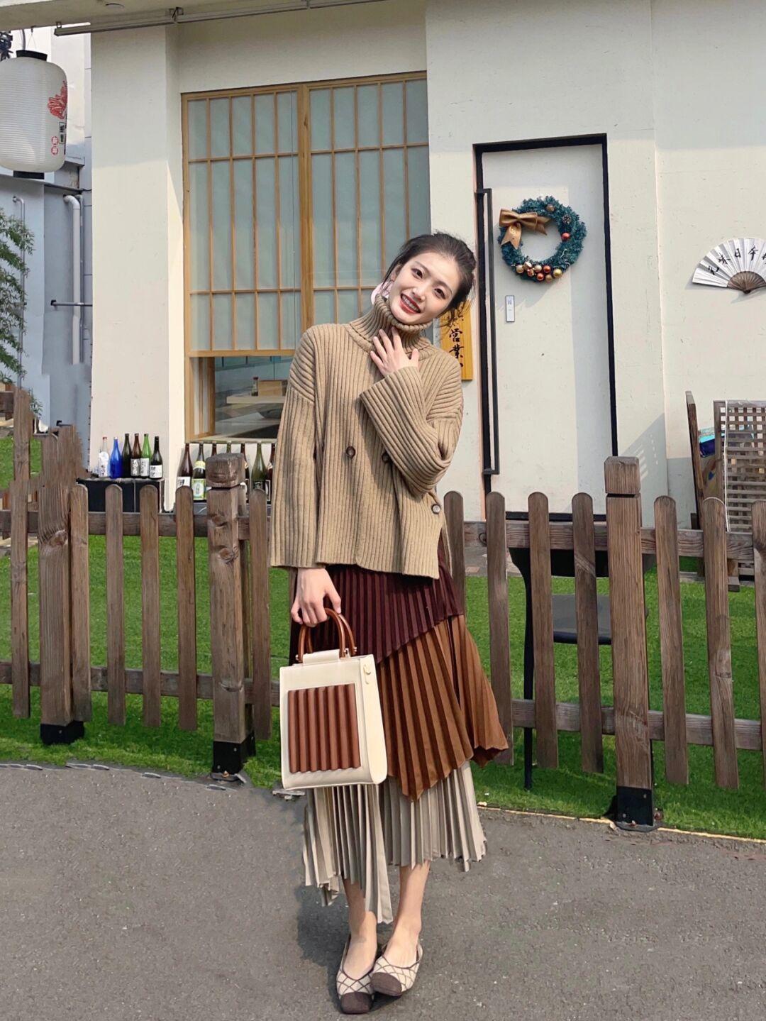 打底衫 降温后毛衣怎么穿更高级?用这4款打造好气质,想不优雅都难