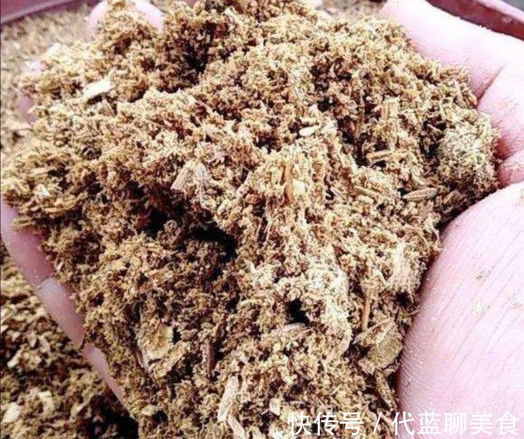 家中养花,盆土容易结板,掺入4种“材料”,松软透气养分丰富