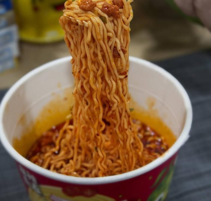 款泡面|康师傅最“失败”的4种口味泡面,第4款因难吃被下架你吃过吗
