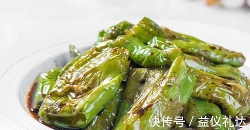 虎皮青椒|虎皮青椒，直接倒油就错了，教你正确做法，青椒个个起皮还入味
