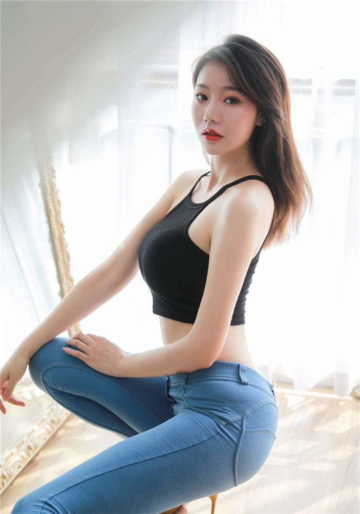 午后的阳光正好，时尚牛仔裤小蛮腰美女记