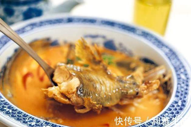鱼肉|家常炖鱼,别只会用料酒去腥,牢记2个窍门,鱼肉更鲜嫩,没腥味