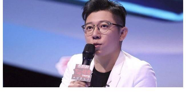 快本|演员跨界当主持张艺兴不是第一人,一本正经的兴式主持你喜欢吗?