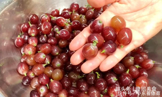洗葡萄时，用盐还是用面粉？果农：都不对，如此洗吃着才放心