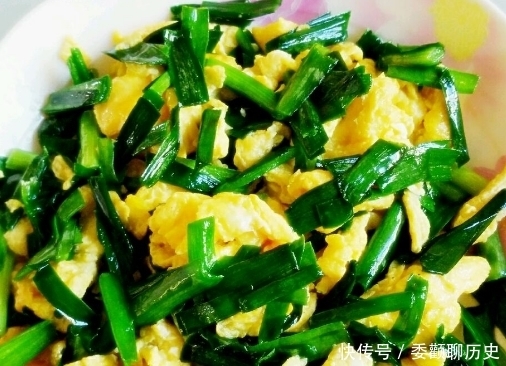 炒鸡蛋|韭菜别再炒鸡蛋了!教你3步,韭菜和“它”一起炒,美味还补钙!