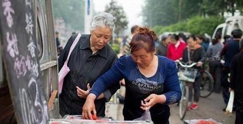 老年人|“中国姥姥”的一天,带娃做家务从早忙到晚,网友:比我上班还累