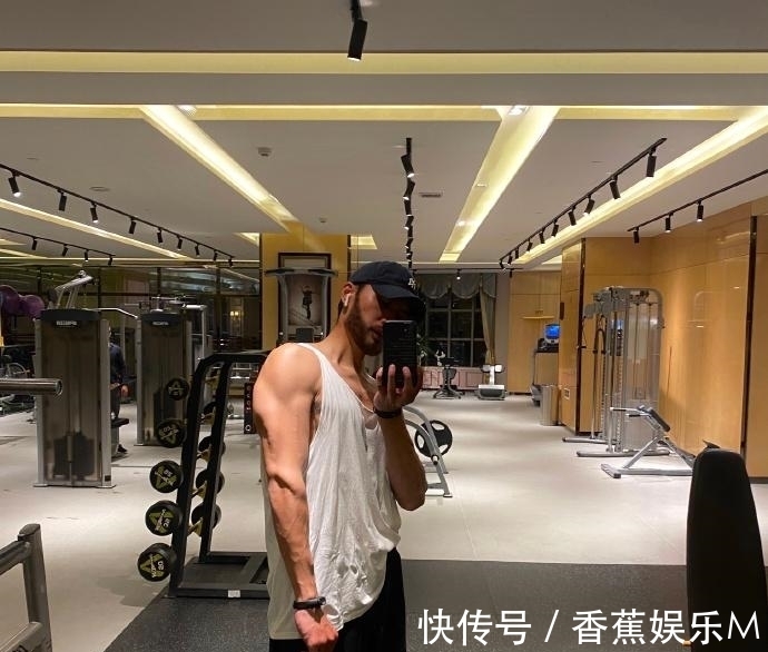 健身房|31岁的平面模特,络腮胡尽显男性魅力,撸铁打造满身肌肉帅气逼人!