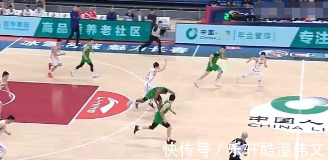 胡明轩|郭艾伦踩胡明轩伤退!广东3号又违体撞飞弗格,威姆斯肘击韩德君