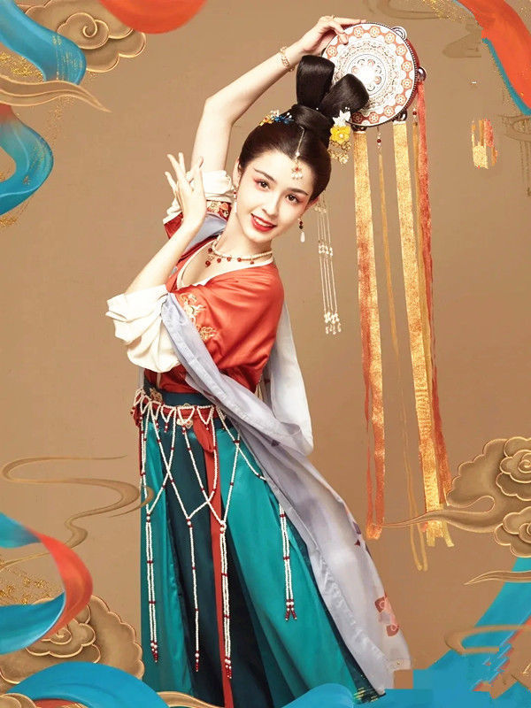 襦裙#“西域美人”哈妮克孜演绎飞天之美,金钗薄纱,皆是神秘之源