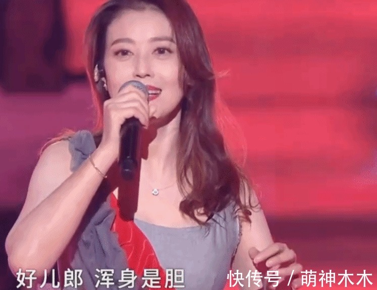 北京購(gòu)物晚會(huì)狀況多：白敬亭唾沫星子直飛，周海媚害怕升降臺(tái)嚇爬