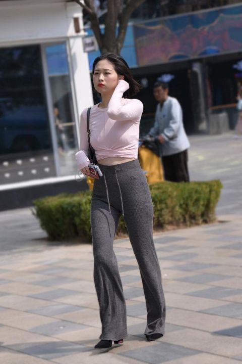 休闲时尚的喇叭裤,舒适又显气质,让你牢牢抓住路人“眼球”