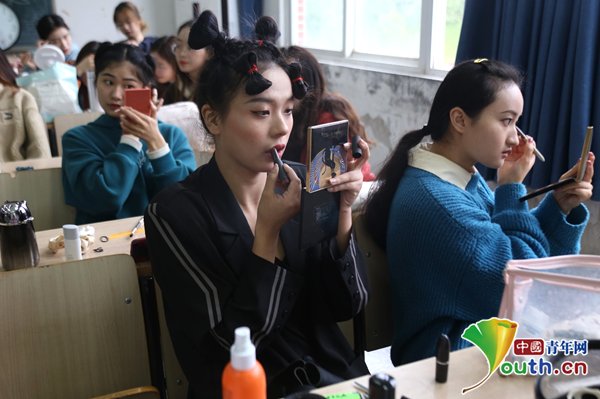 高校开设化妆课，学生上课学化妆做发型还能拿学分