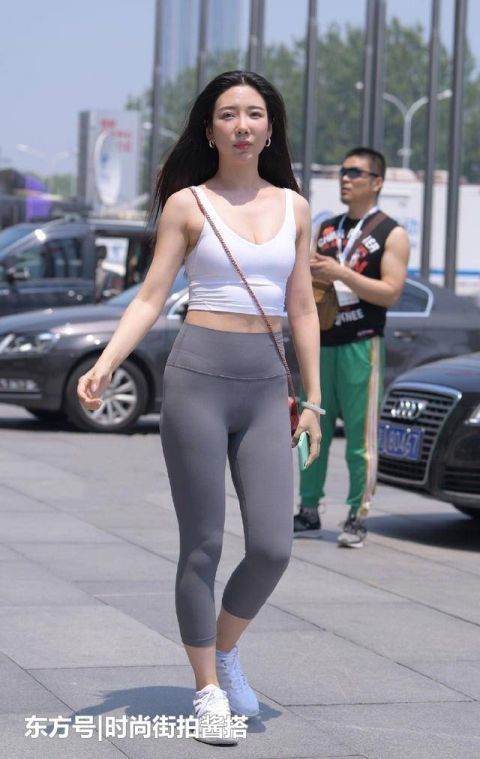 时尚穿搭运动系小姐姐换上新买的瑜伽裤,优雅时尚落落大方