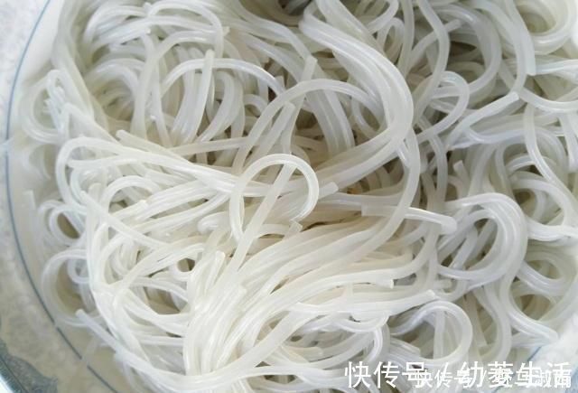 泡粉条不要只用水,学会这一招,5分钟就能泡好,粉条劲道有嚼劲
