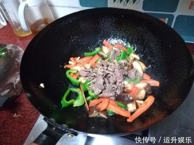 炒牛肉时,直接下锅就“废”了,厨师教你这样做,肉嫩滑不柴
