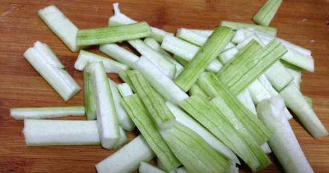 丝瓜炒鸡蛋里加点它，比肉还好吃，大人孩子都喜欢，超简单零失败