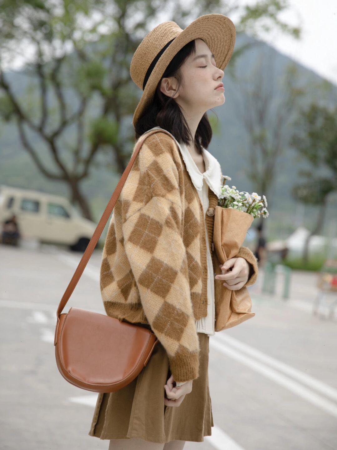 保暖 秋季想要穿出甜美可爱风,一定少不了蓝色针织开衫的搭配!