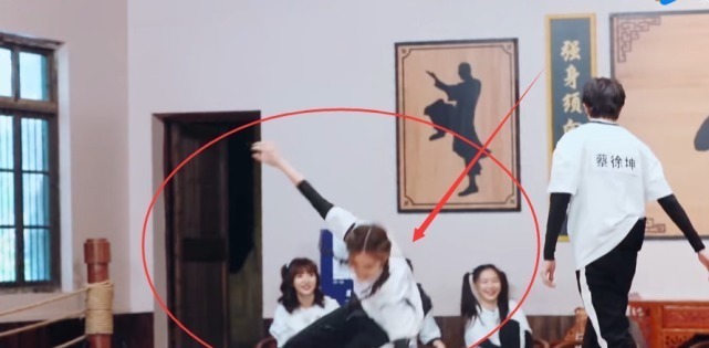 baby台上摔倒,跑男兄弟都在大笑,只有阚清子反应让人揪心!