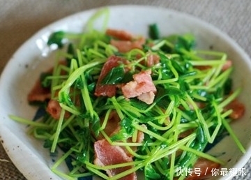 女性不想肚子鼓鼓,可多吃此菜,促进脂肪燃,皮肤更水润